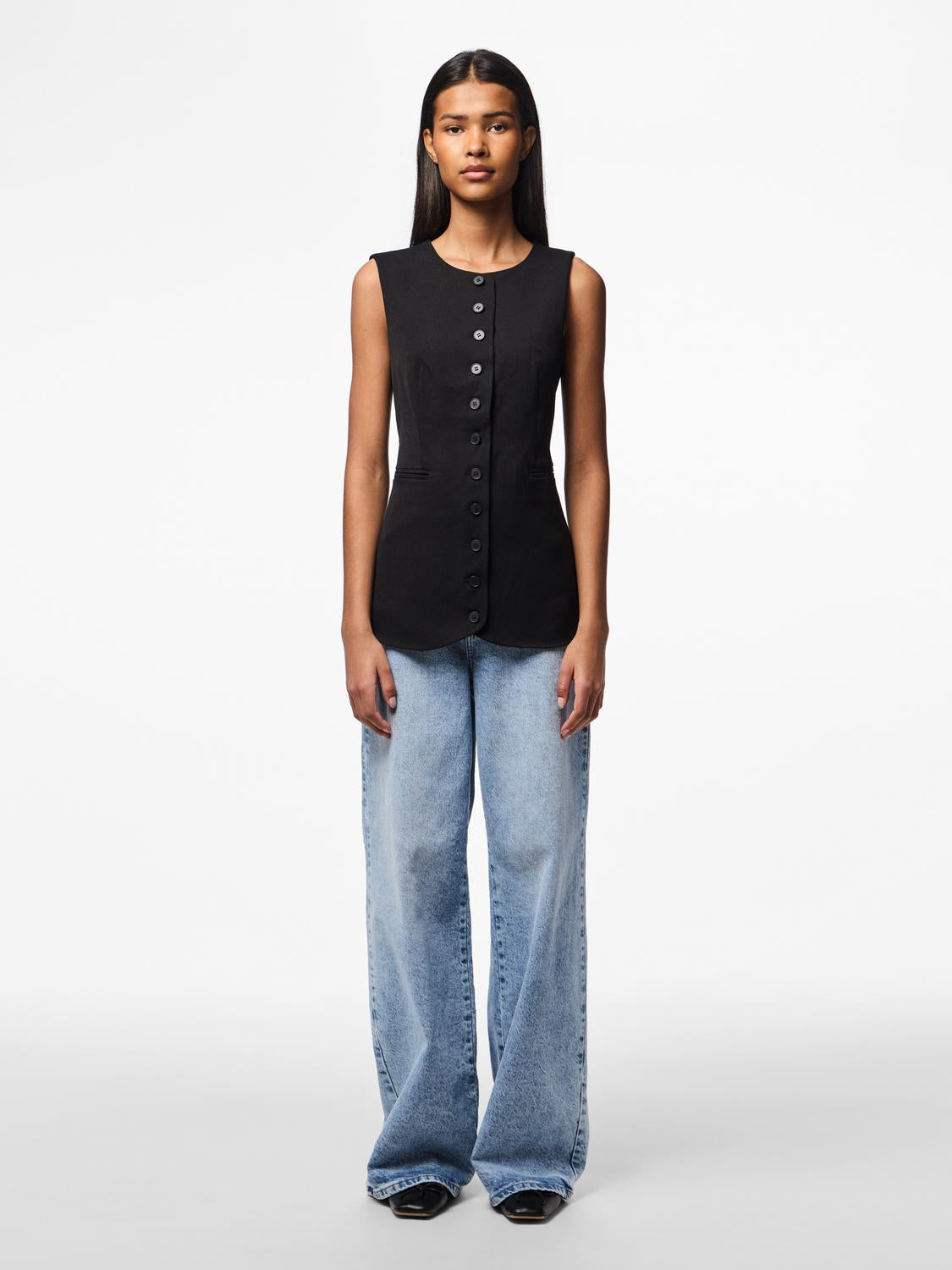 model_shot-front_full